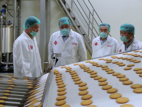 황각규 롯데지주 부회장이 파키스탄을 방문해 주요 사업장을 돌아봤다. 사진은 라호르의 롯데콜손 초코파이 공장을 방문한 황각규 부회장(왼쪽에서 두번째). <롯데지주 제공>